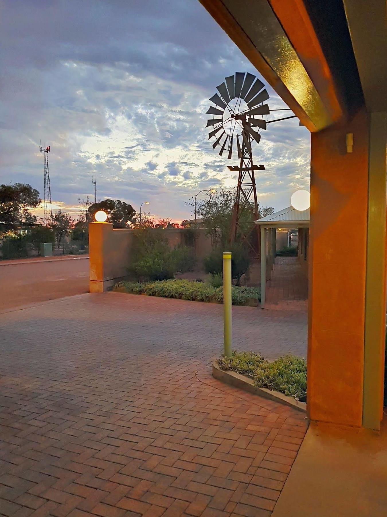 Mud Hut Motel Coober Pedy Eksteriør bilde